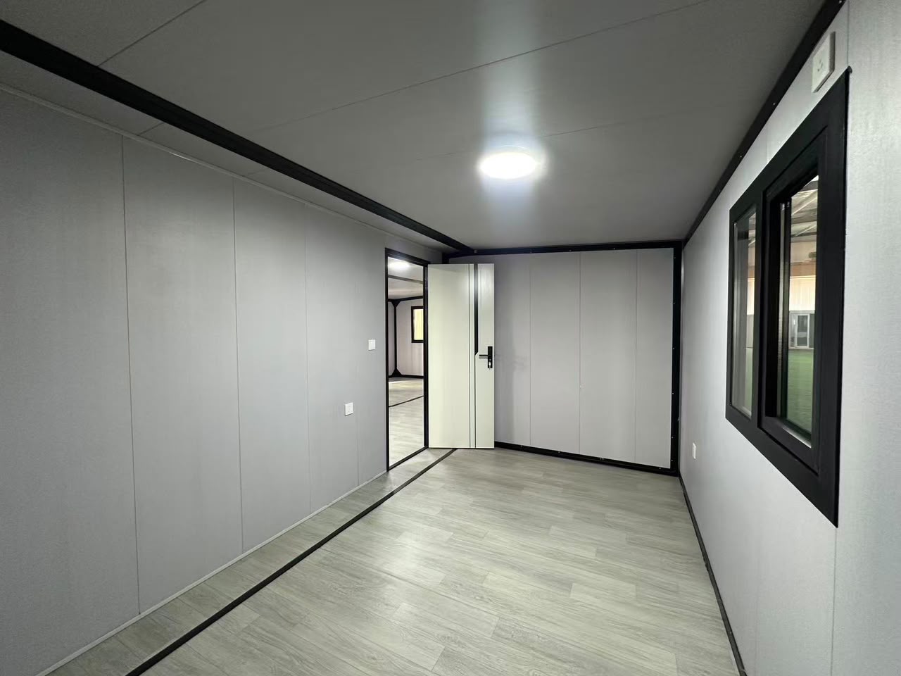 Interior corredor casa contenedor